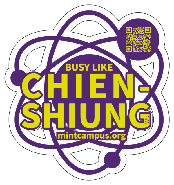 Ein Aufkleber mit einem stilisierten Atomdesign in Lila und Weiß. In der Mitte steht in gelbem Text „BUSY LIKE CHIEN-SHIUNG“ über „mintcampus.org“. Oben rechts erscheint ein QR-Code, der das Erbe von Chien-Shiung Wu feiert.